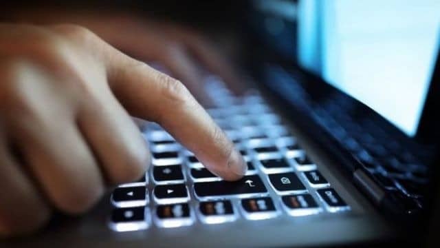 Preso por simular su secuestro para que le compraran una computadora