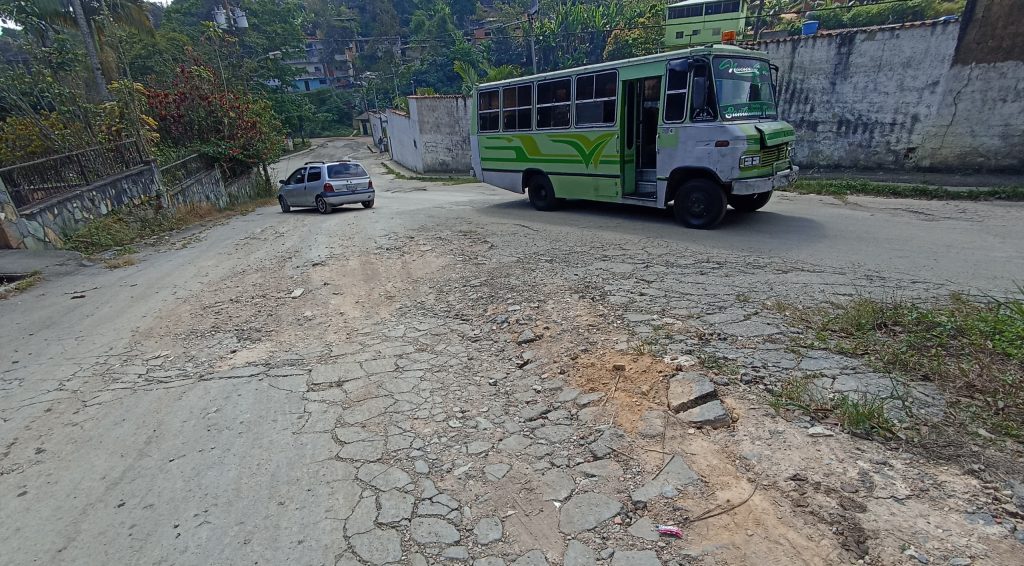 Huecos dificultan acceso vehicular a La Pradera