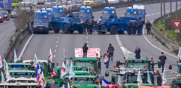 Agricultores franceses se aproximan a París