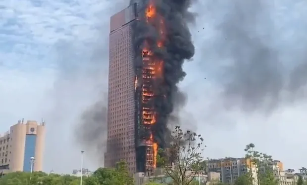 Mueren 15 personas por incendio en edificio residencial en China