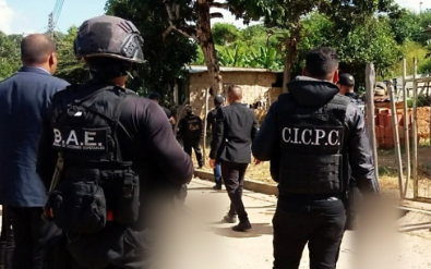 Quemó los brazos de su hija por preferir al padre