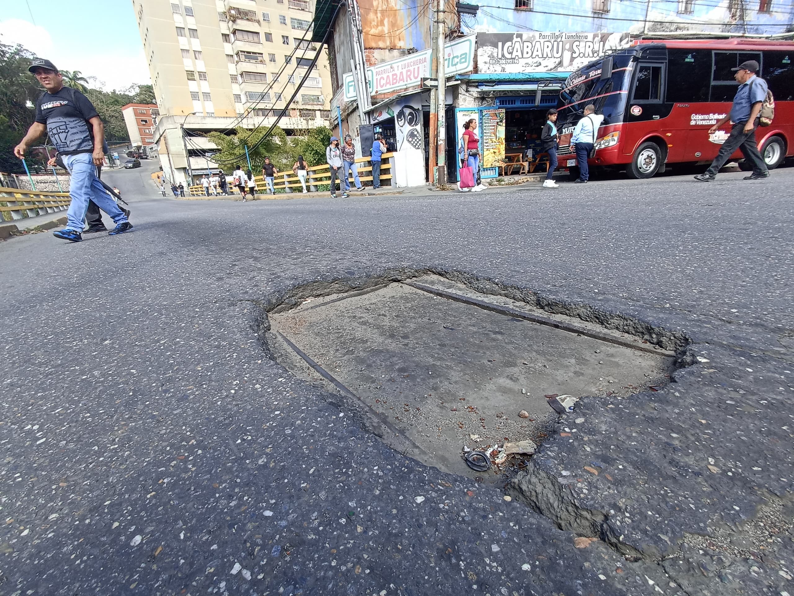 Exigen reparación de tanquilla en Puente Castro