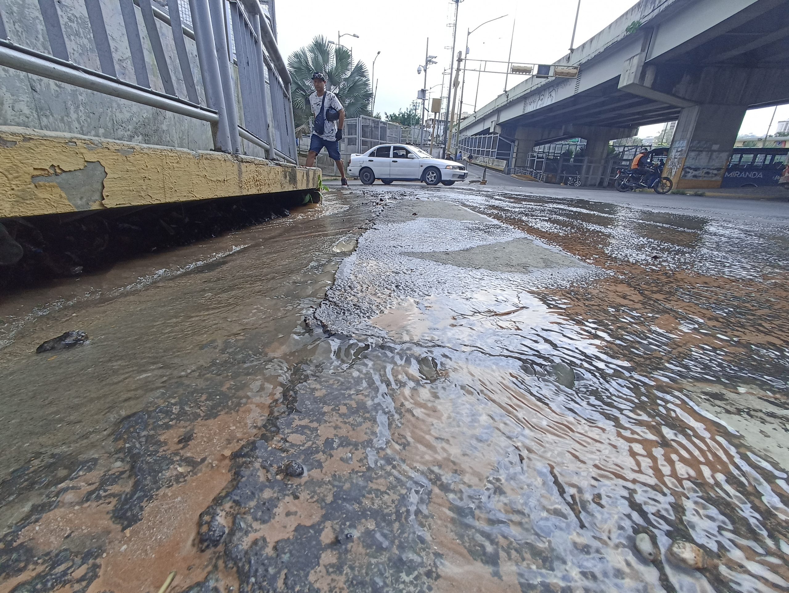 Bote de aguas en la avenida Bicentenario preocupa a conductores
