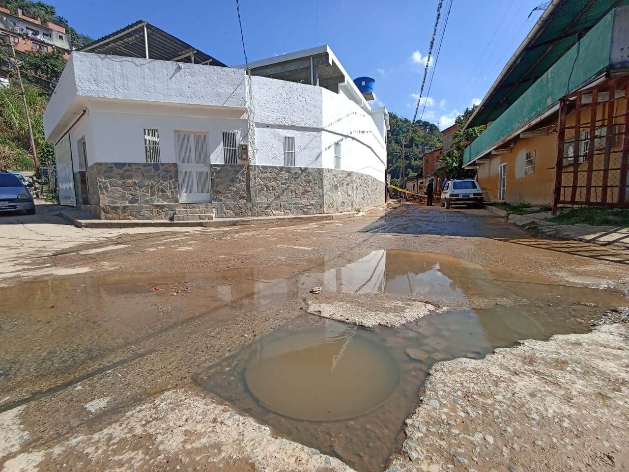 Atienden rotura de tubería de aguas servidas en El Cristo