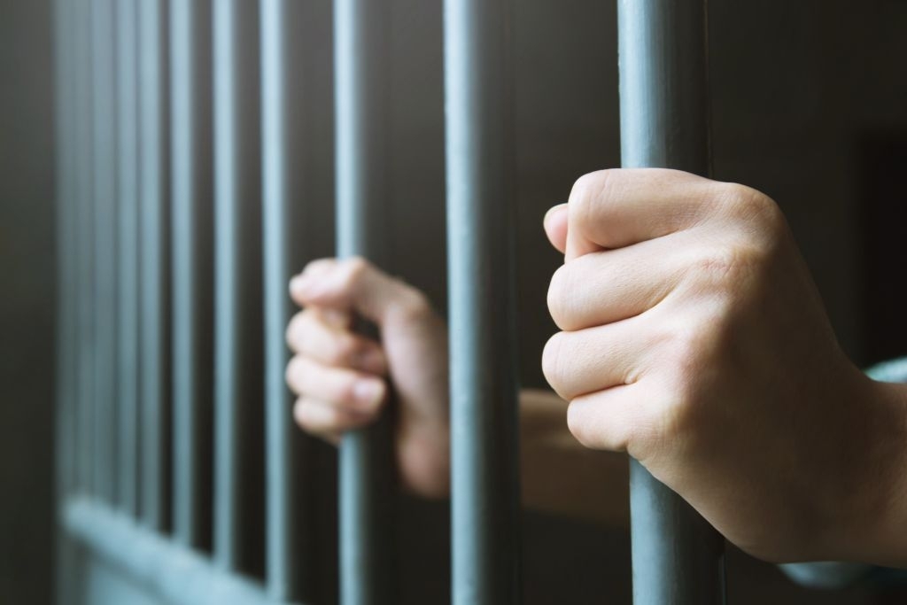 Tras las rejas por obligar a una adolescente a besarlo