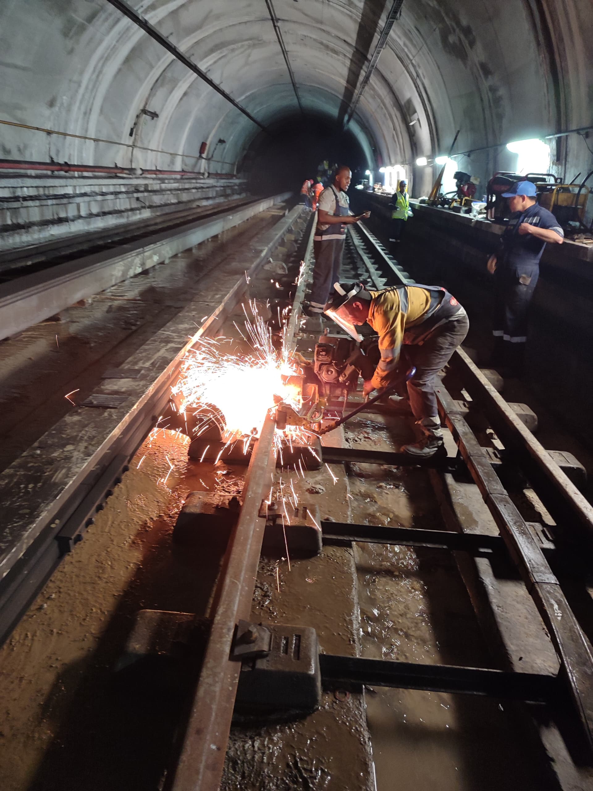 Metro Los Teques sustituye barras de rodamiento en el túnel Carrizalito