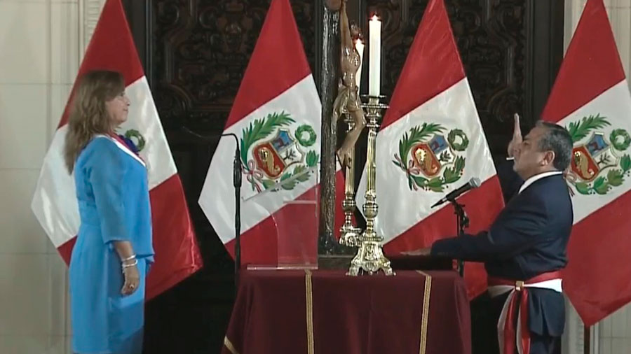 Presidenta Boluarte juramenta a nuevo primer ministro de Perú