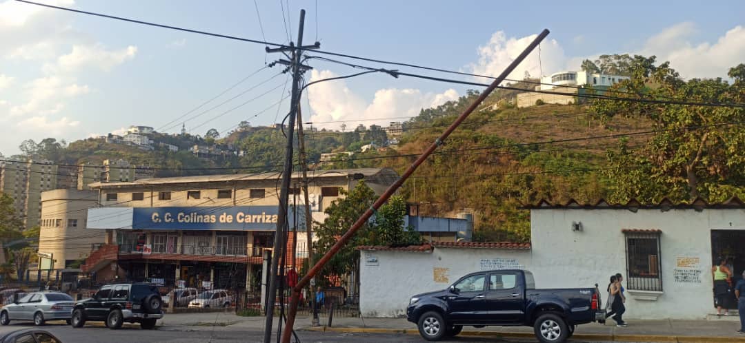 Un poste amenaza con caer en Montaña Alta