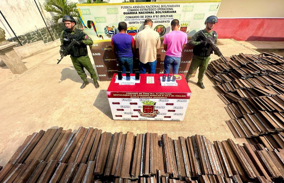 Tres detenidos por hurto de cinco mil piezas de hierro