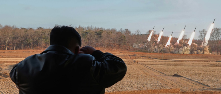 Kim Jong-un dirige las pruebas del sistema ultragrande de lanzacohetes