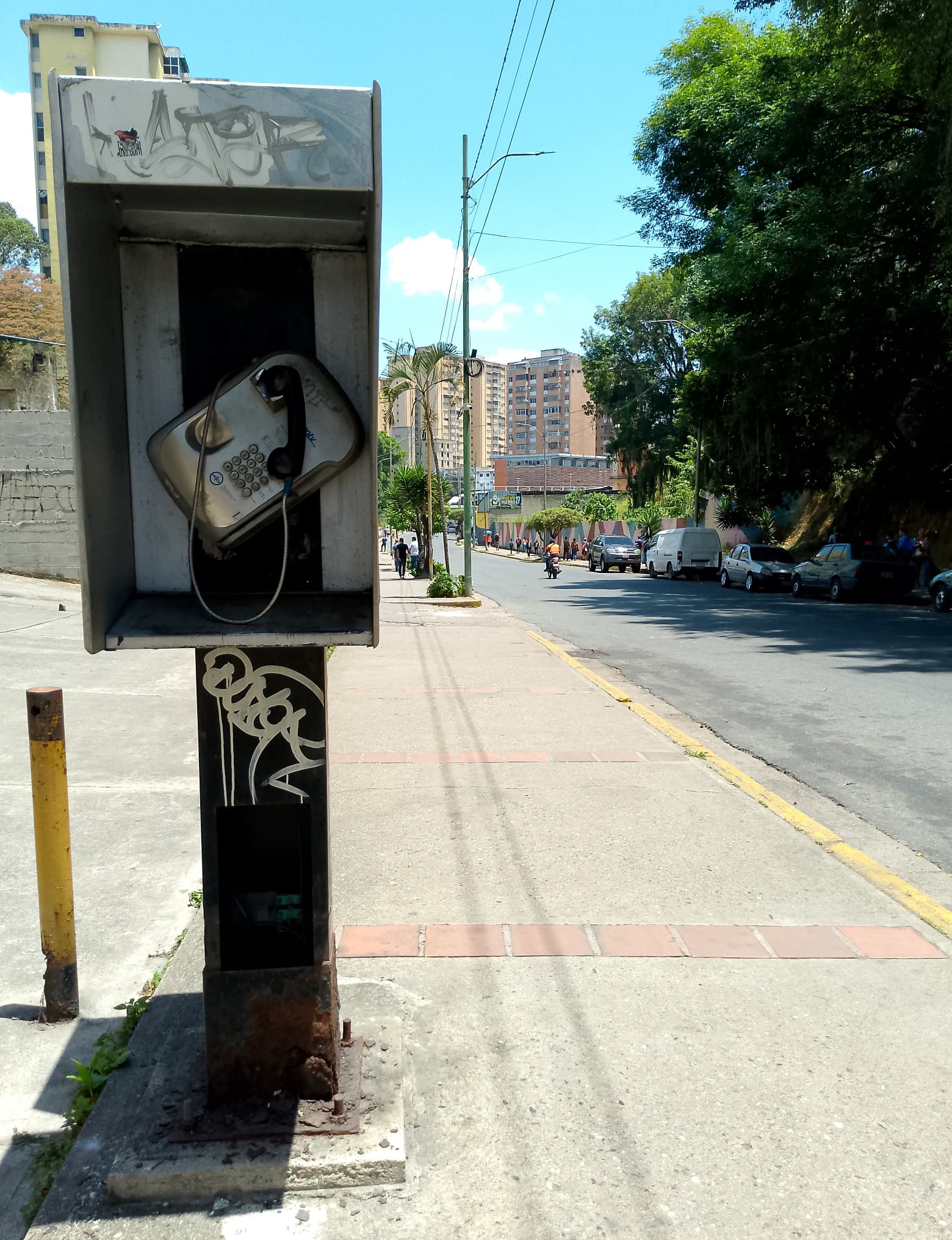 Los Teques – Teléfonos públicos “afean” varios puntos de la ciudad
