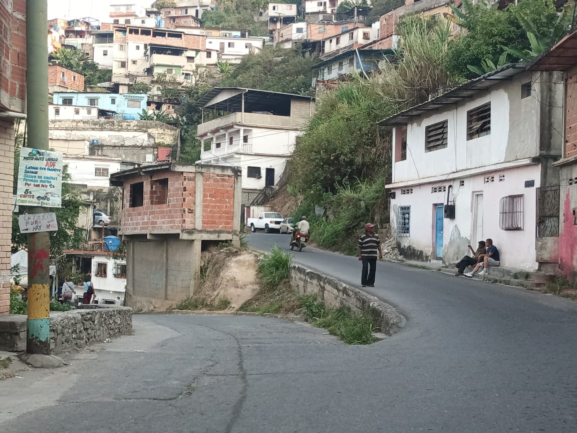 Antisociales hurtaron en tres casas de Los Teques
