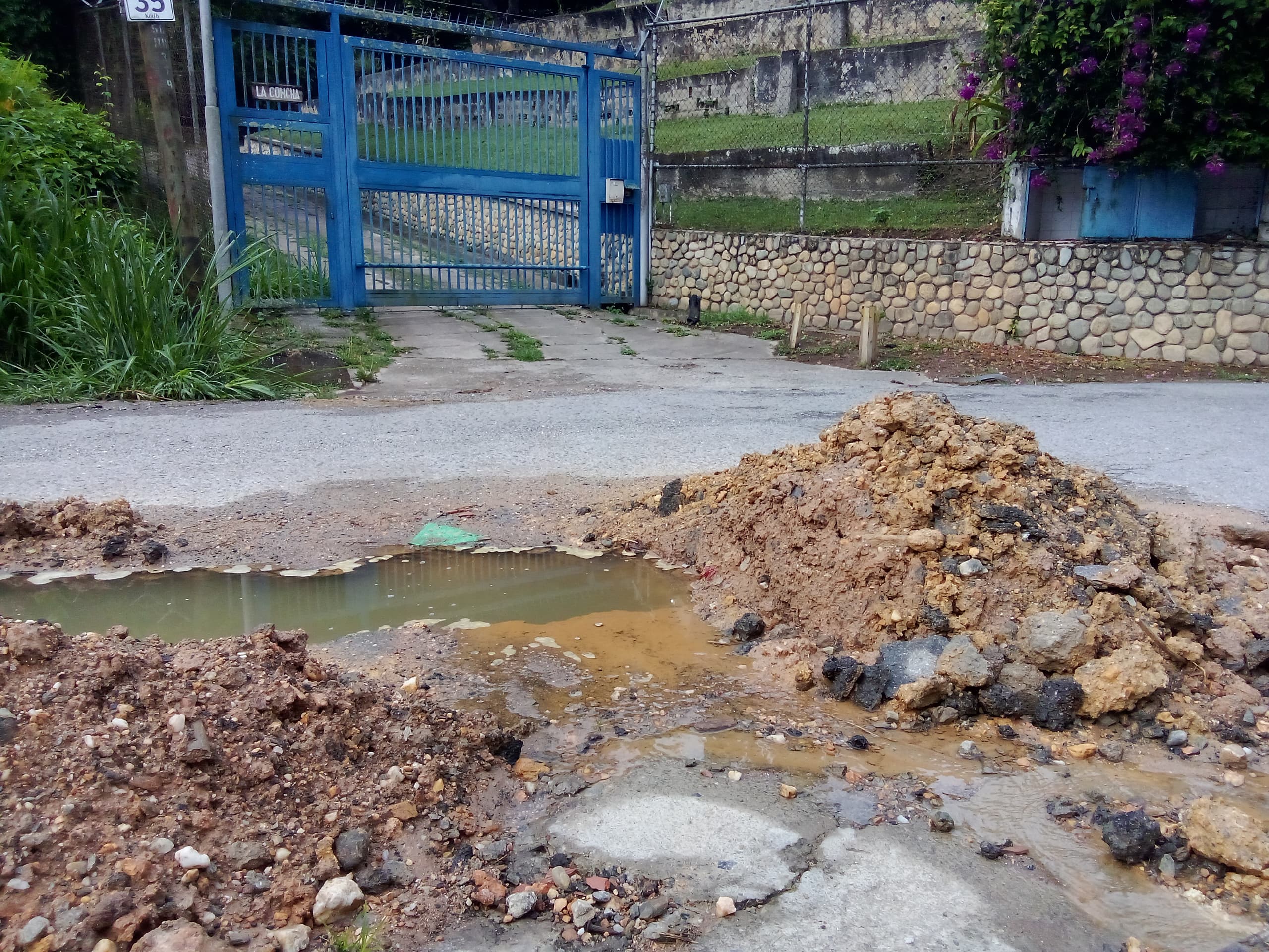 Bote de agua preocupa a vecinos de La Macarena Sur