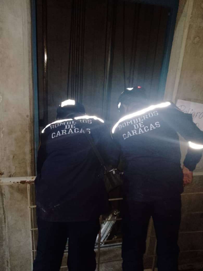 Cae ascensor con cinco niños adentro