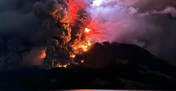 Indonesia: Alerta máxima por riesgo de tsunami tras la erupción del volcán Ruang +Vídeo