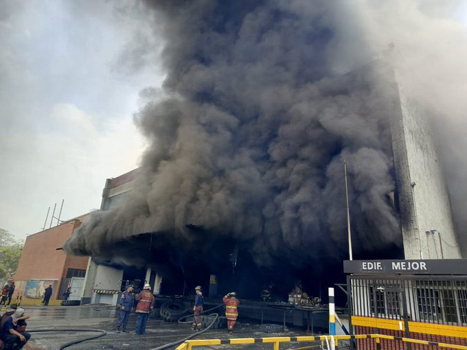 Voraz incendio se produjo en el sótano de un centro empresarial