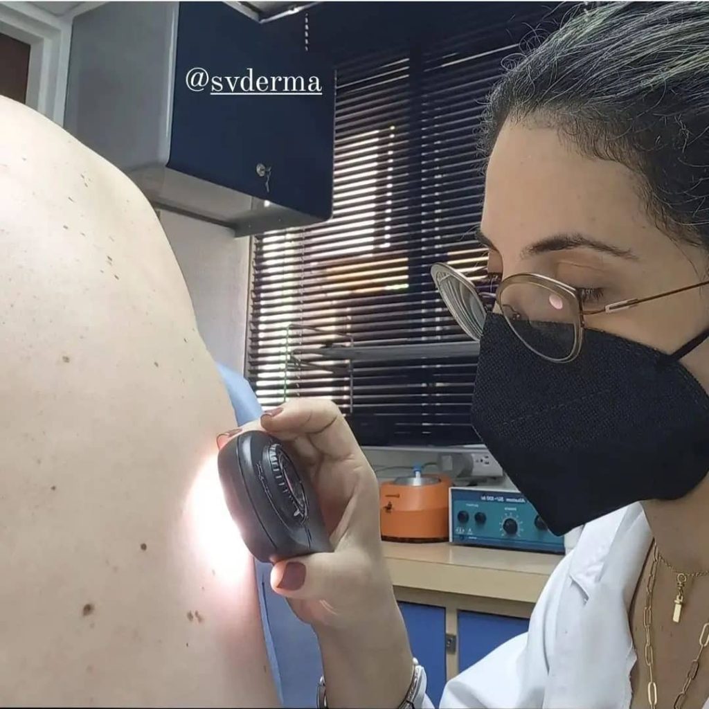 Dermatólogos descartan aflicciones en la piel por puntos rojos