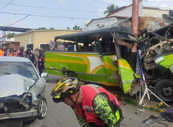 Barquisimeto – Accidente entre un transporte público y un automóvil deja más de seis lesionados