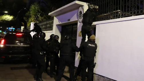 Policía ecuatoriana irrumpe a la fuerza en Embajada de México en Quito