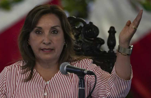 Fiscal general de Perú interroga a la presidenta por presunta corrupción