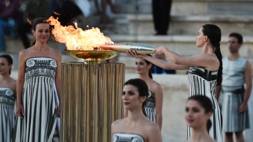 Italia escolta la llama olímpica a su paso por Sicilia