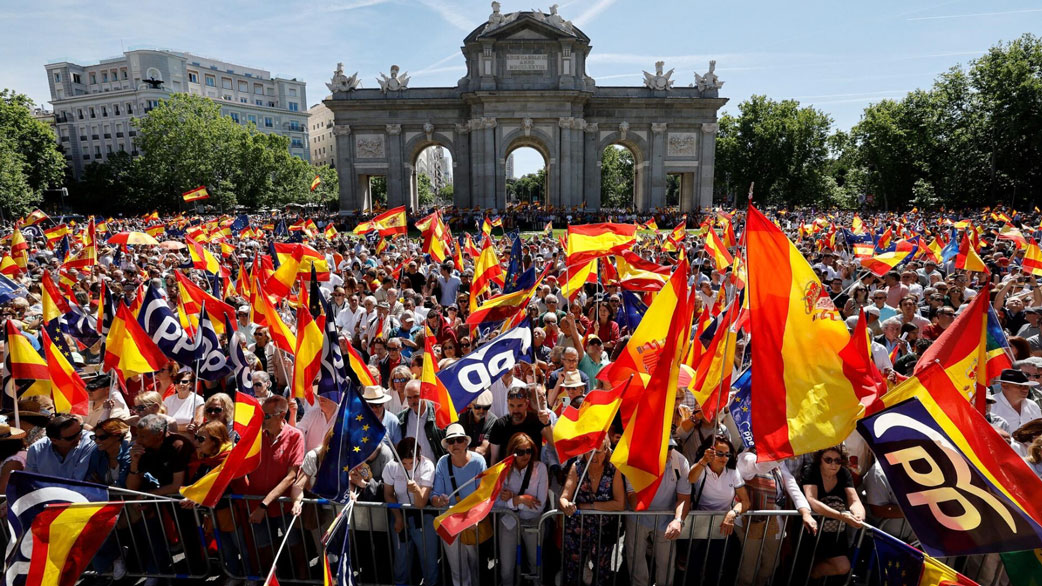 Miles de personas protestan en Madrid contra Sánchez y la ley de amnistía