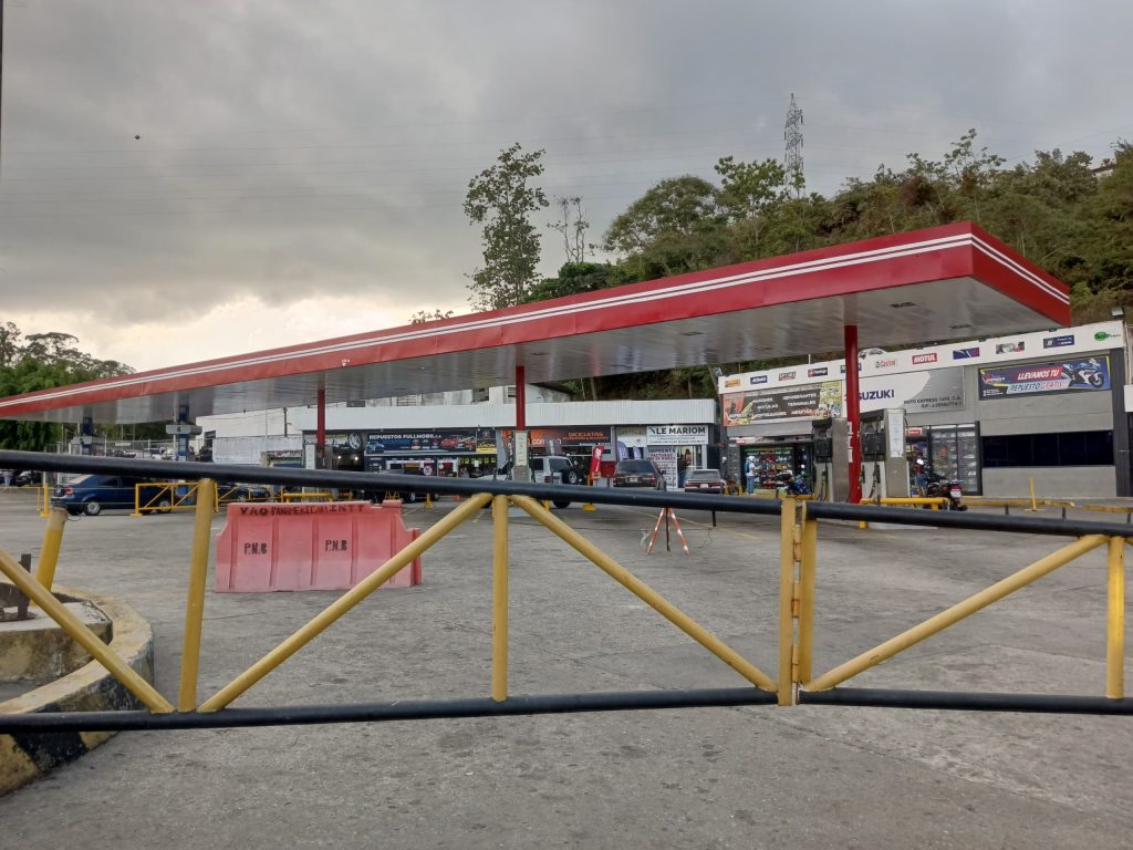 Escasez de gasolina perjudica a conductores de Los Salias