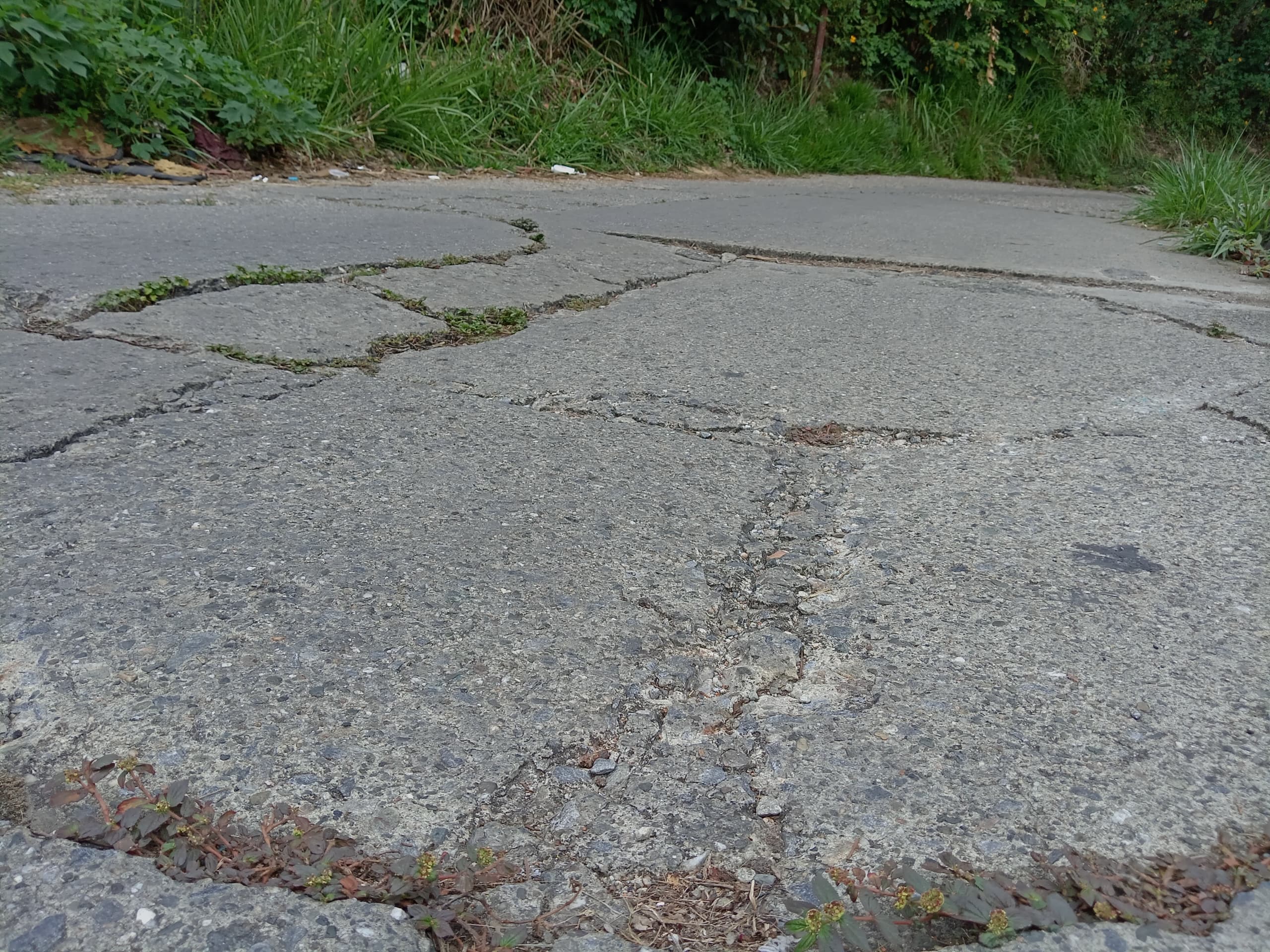 A pedazos se cae la calle Casimiro Monroy