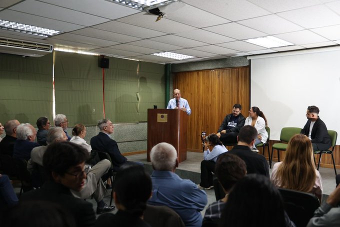 Edmundo González visita la UCV para reunirse con autoridades y estudiantes