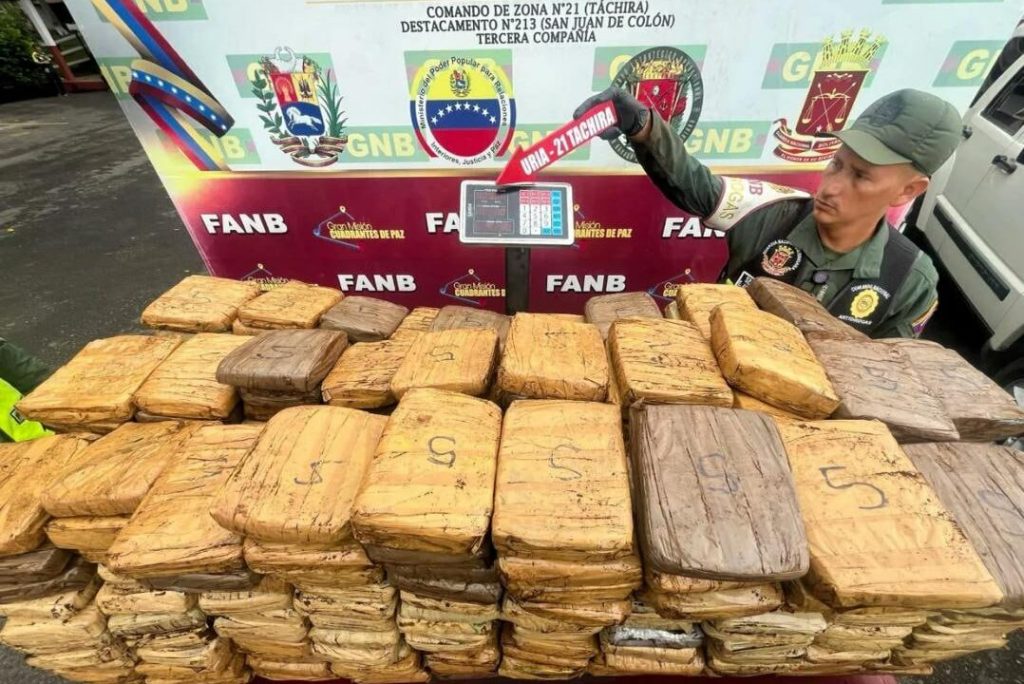 Llevaban 8 kilos de droga en un supuesto carro diplomático