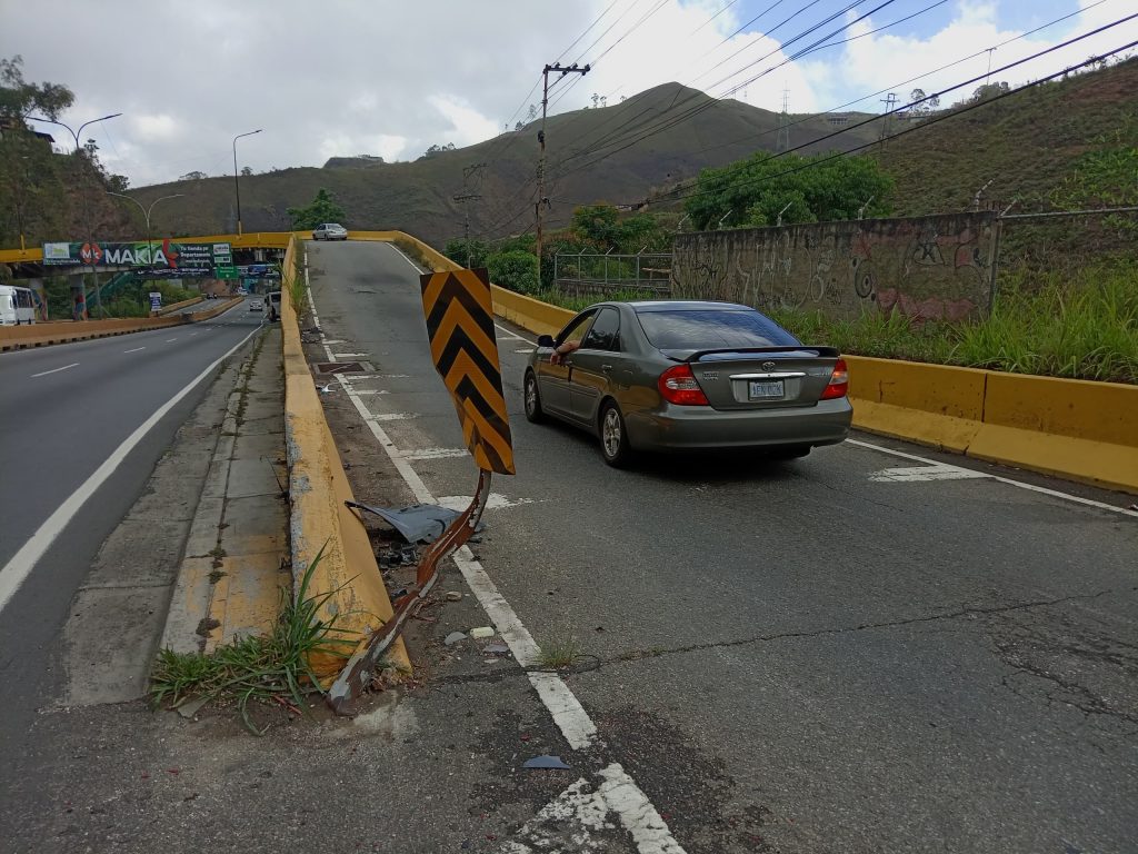 Señalización de tránsito se convierte en guillotina en Puente Carrizal