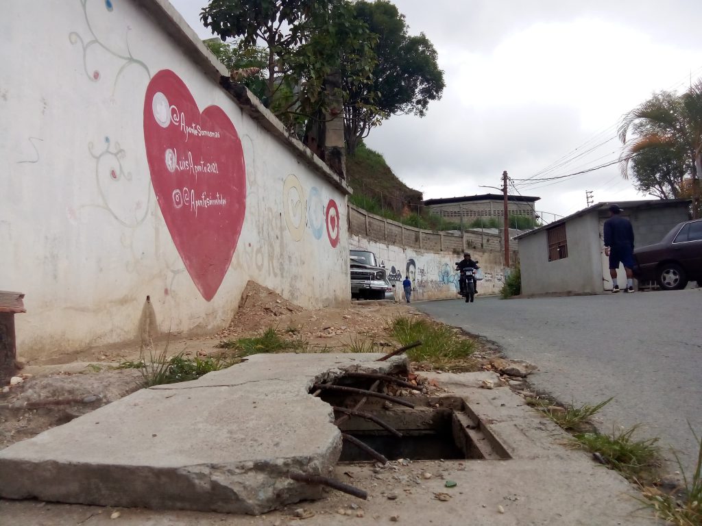 Deterioro de tanquilla en La Ladera alerta a peatones