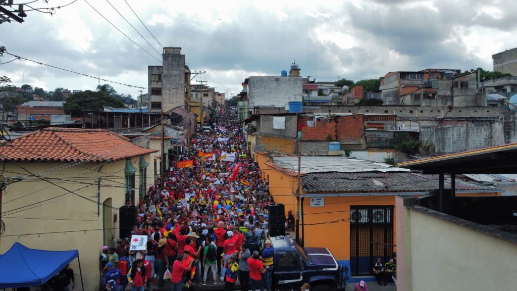 El chavismo se moviliza en Los Teques en respaldo a Maduro