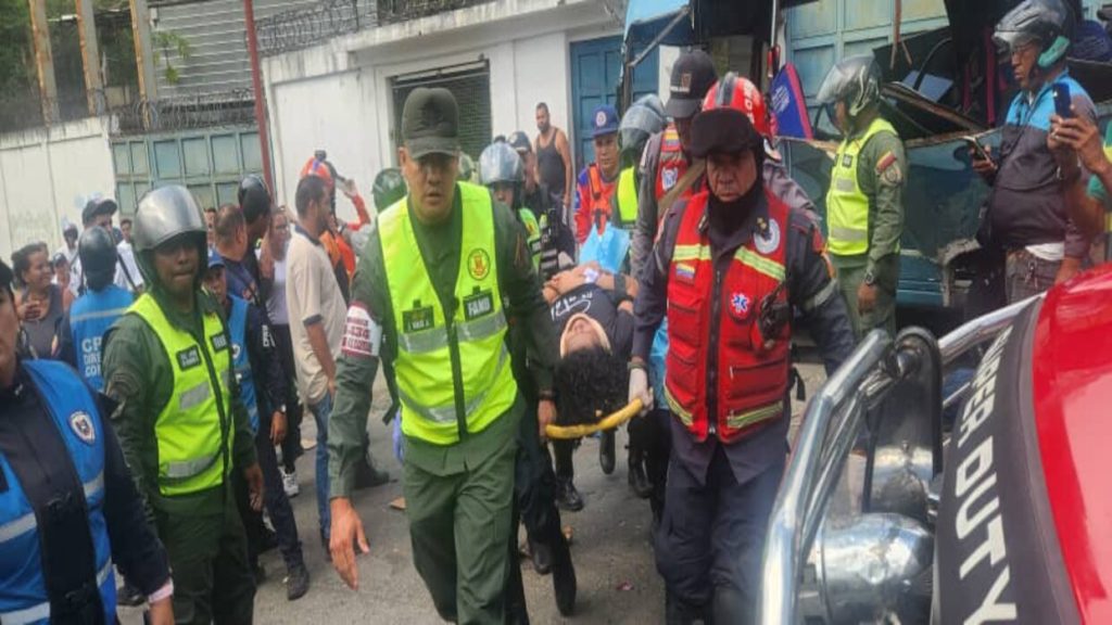10 lesionados deja accidente vial en La Guaira