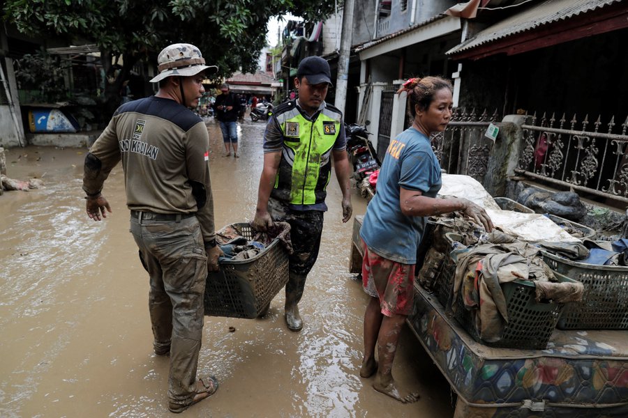 Lluvias torrenciales dejan 15 fallecidos en Indonesia