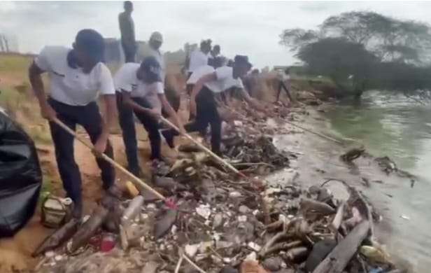 Han recolectado 222 mil toneladas de basura del Lago de Maracaibo