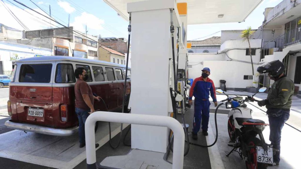 Gobierno de Ecuador decide quitar subsidio a la gasolina