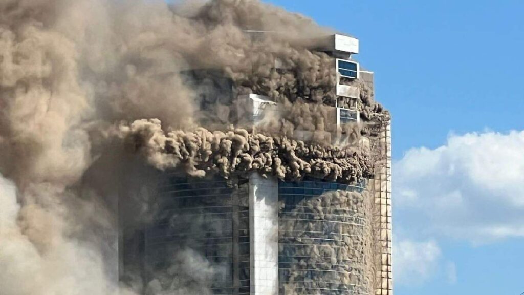 Kazajistán: fuerte incendio en edificio residencial de 26 pisos