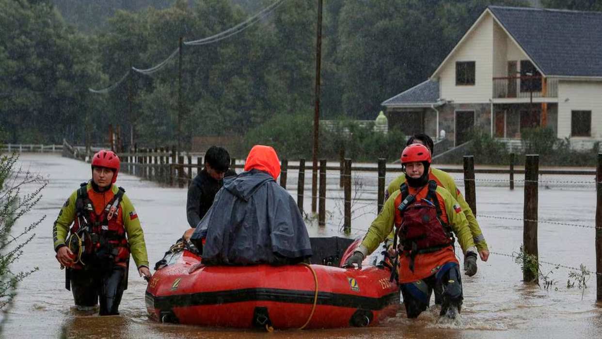 Miles de damnificados y 1 muerto por intensas lluvias en Chile