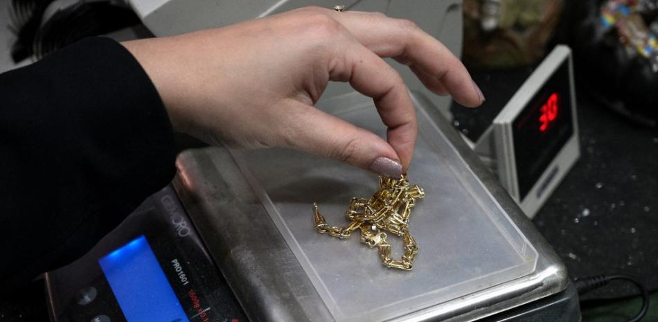 AFP: Argentinos venden joyería para llegar a fin de mes