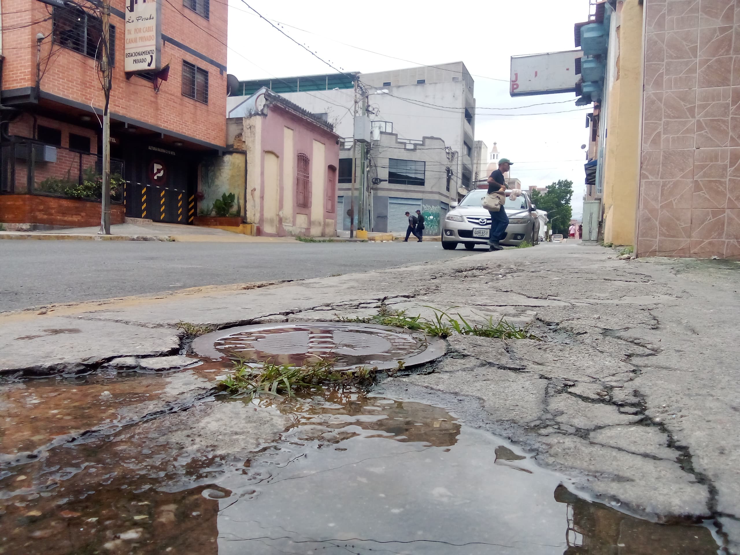 Bote de agua preocupa a vecinos de calle El Liceo