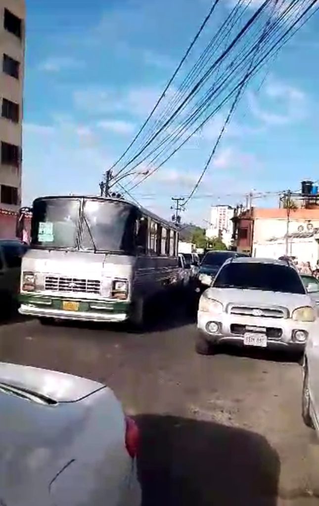 Padres y representantes generan caos en la calle Guaicaipuro