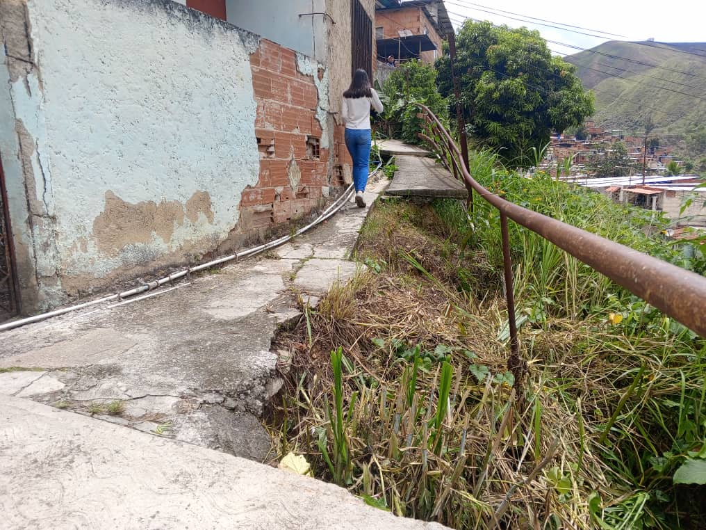 No pierden la esperanza de recuperar su caminería en Barrio Ayacucho