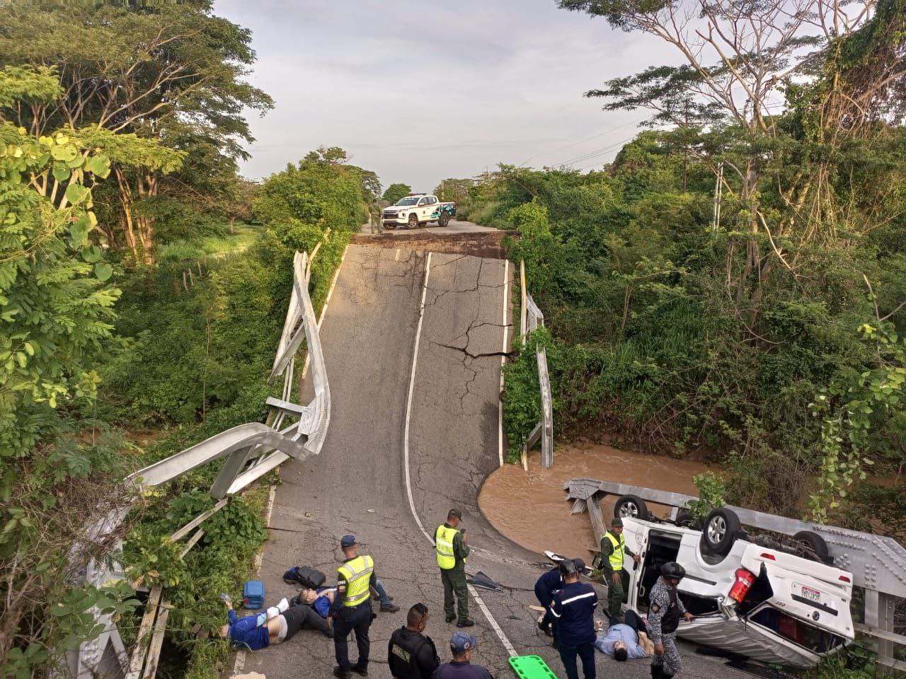 Un muerto y 3 heridos deja desplome de puente