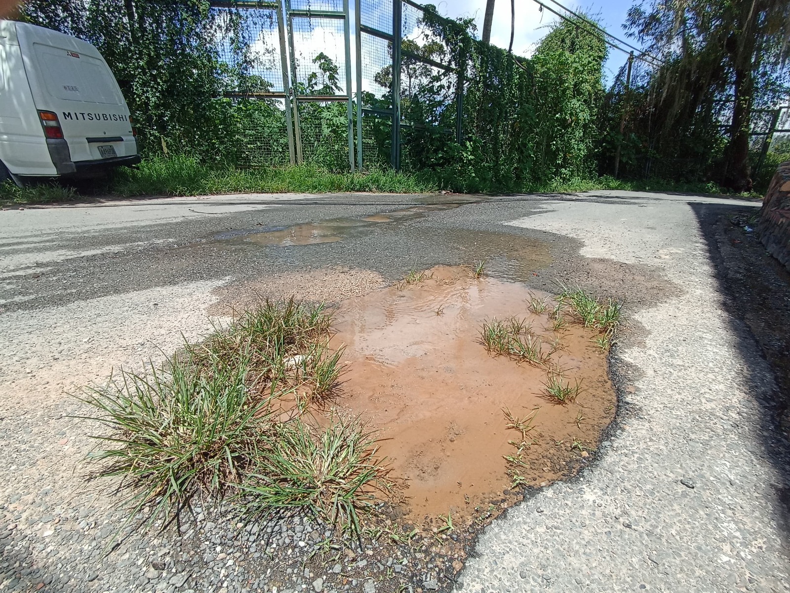 Incontrolable fuga de agua en El Vigía