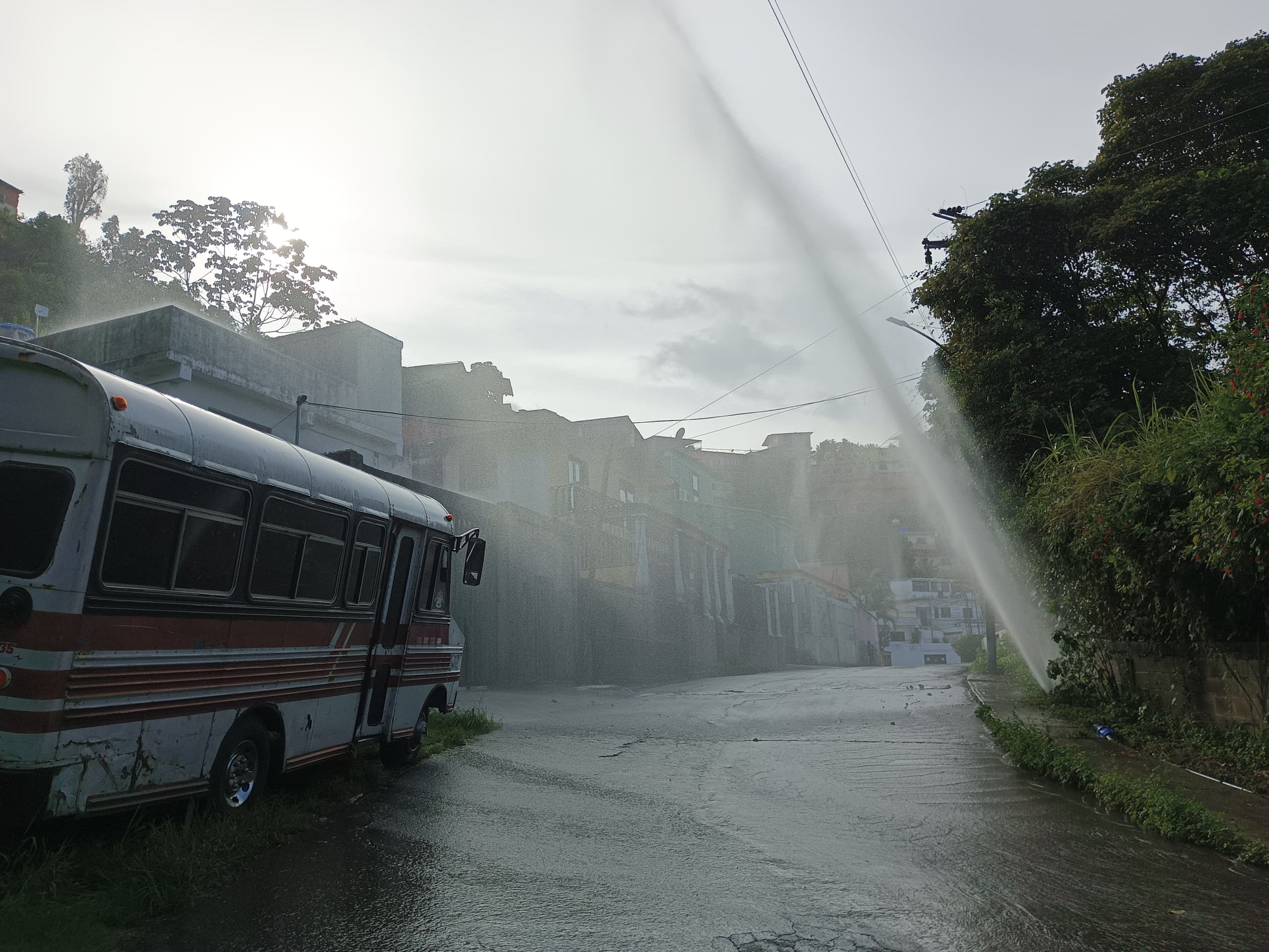 Vía de El Trigo inundada tras rotura de tubería