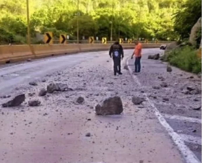 Una piedra mató a adulta mayor cuando viajaba en un autobús