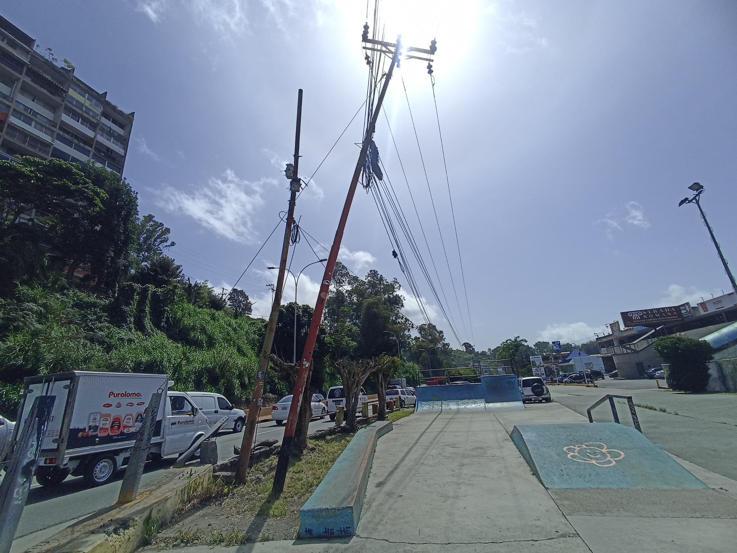 Poste de bulevar de Las Minas esta “guindando”