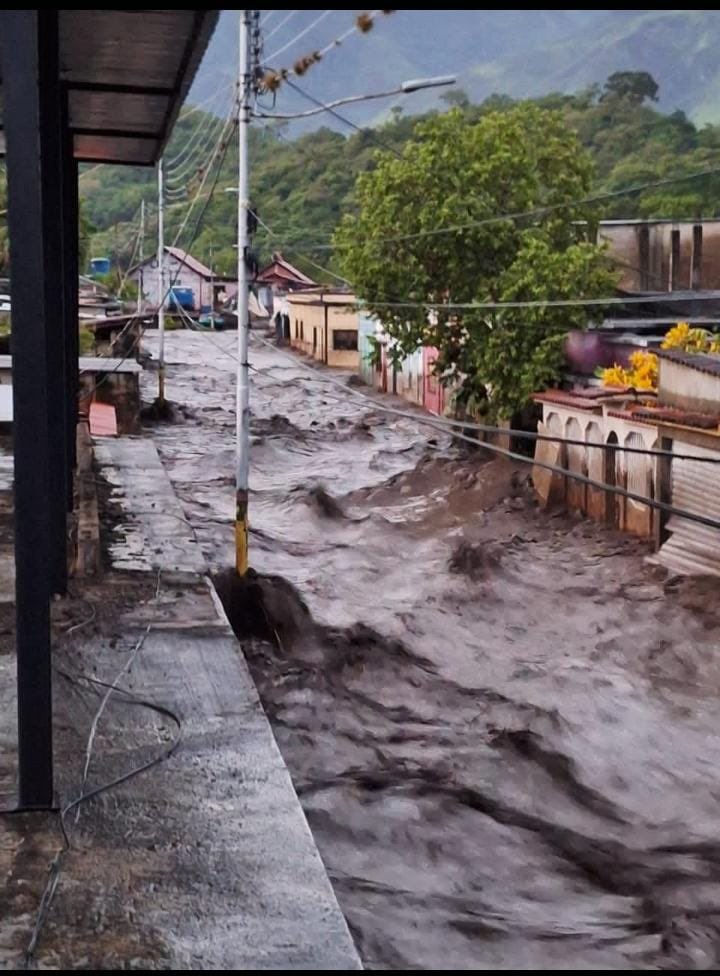 Un muerto en Sucre por fuertes lluvias provocadas por el Huracán Beryl