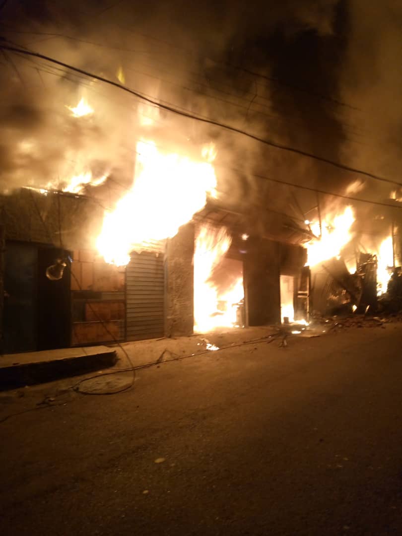 Incendio en Petare consumió varias estructuras